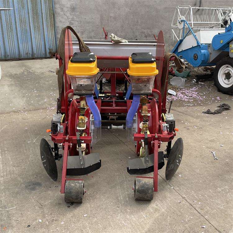 先铺膜后播种的毛豆种植机免打孔秋葵膜上点播机单垄三行两垄四行