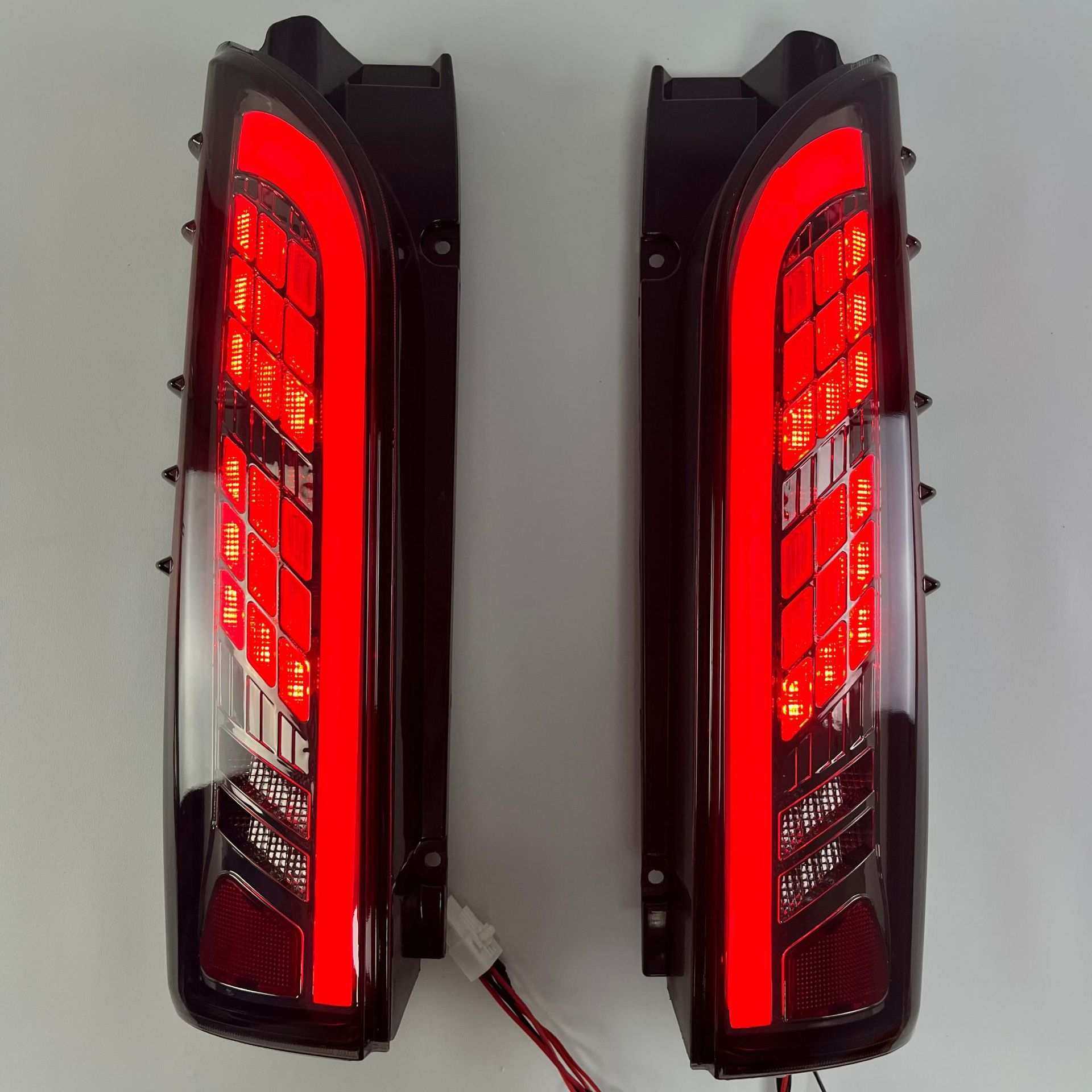 适用于05-18年丰田海狮 HIACE 200系改LED尾灯刹车灯流水转向灯