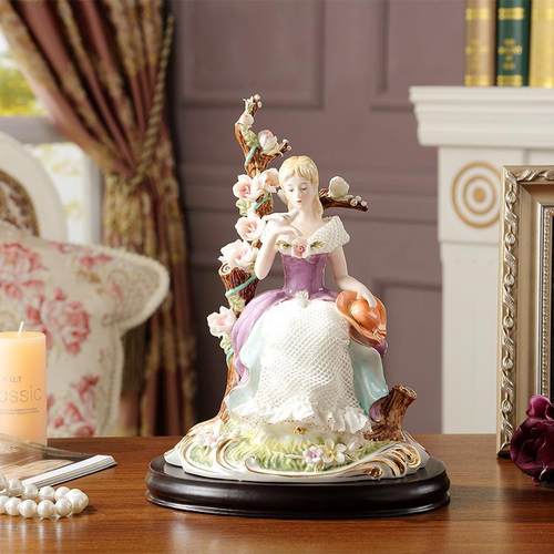 英伦风格高端奢华陶瓷偶蕾丝裙人物美女捧白鸽艺术品摆件创意礼物