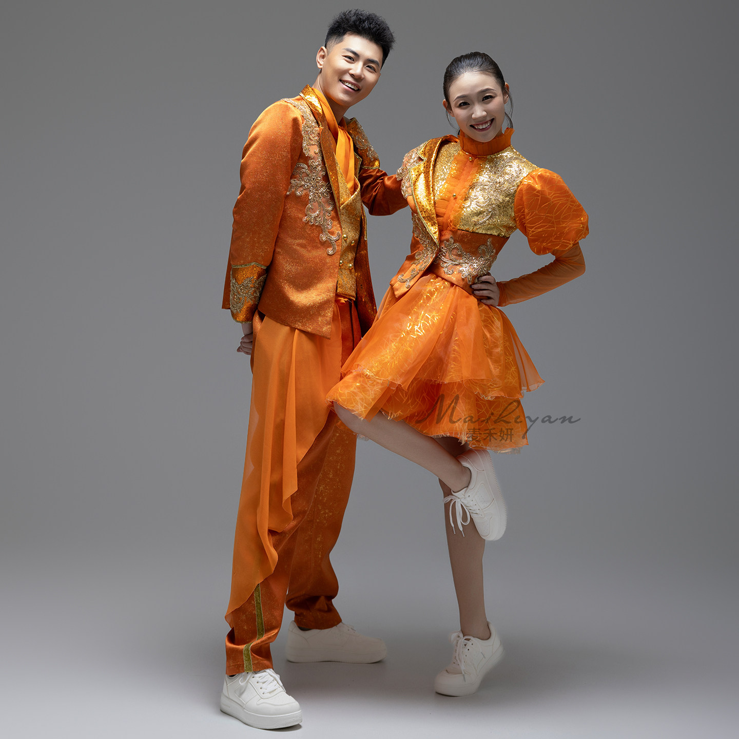 现代青春飞扬爵士舞演出服男女款开场舞表演服装橙色舞到服装租赁