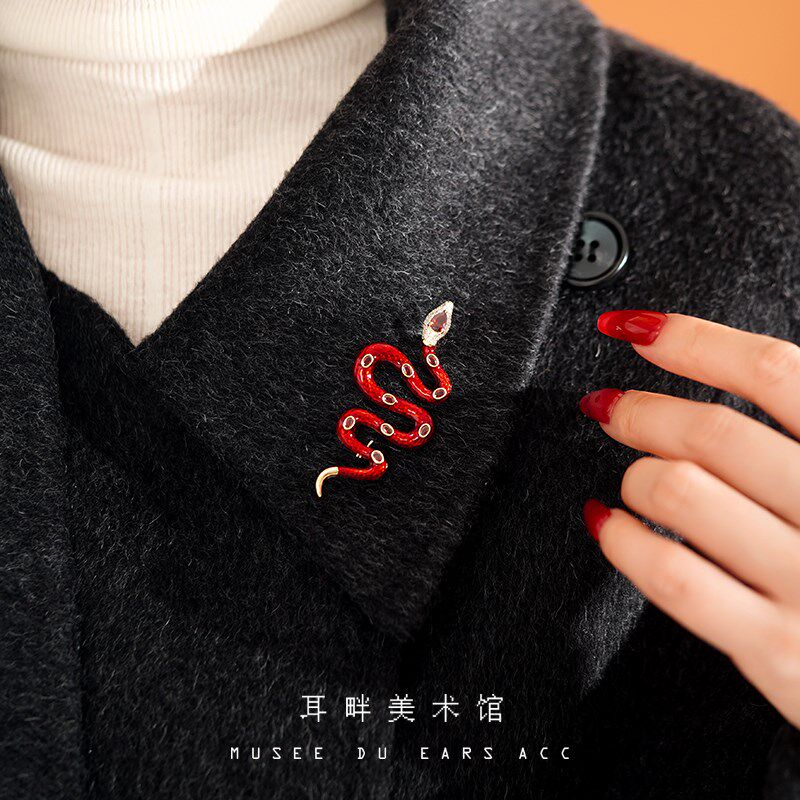 A小红蛇本命年胸针女高端精致时尚设计感小众高级感轻奢蛇年礼物