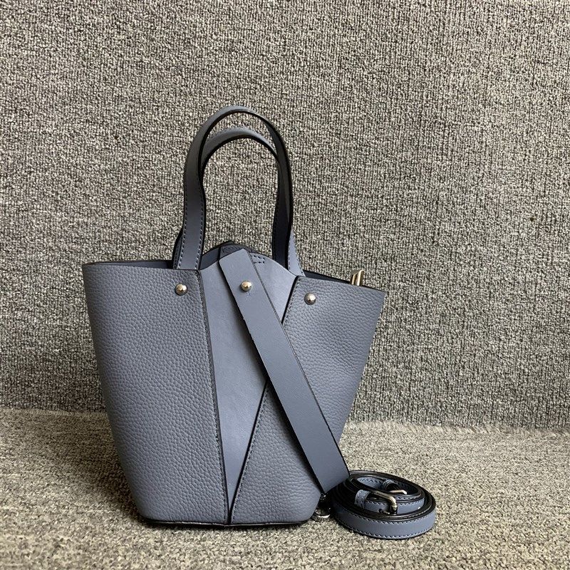 小众真皮女包韩版百搭头层软牛皮女手提单肩简约气质水桶包菜篮子