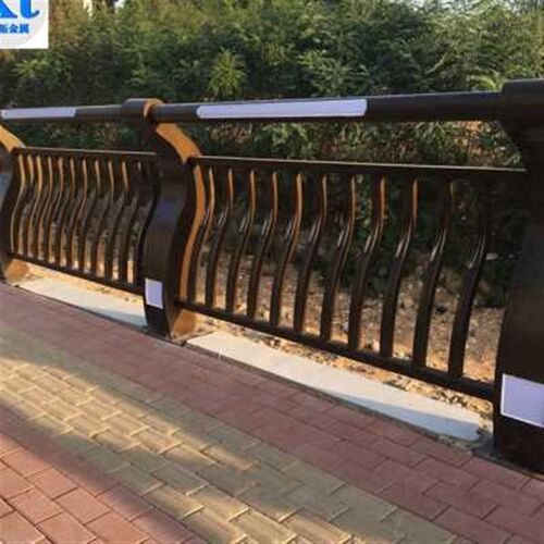 定制不锈钢桥梁护栏 市政道路河道景H观灯光仿木纹防撞栏杆立柱