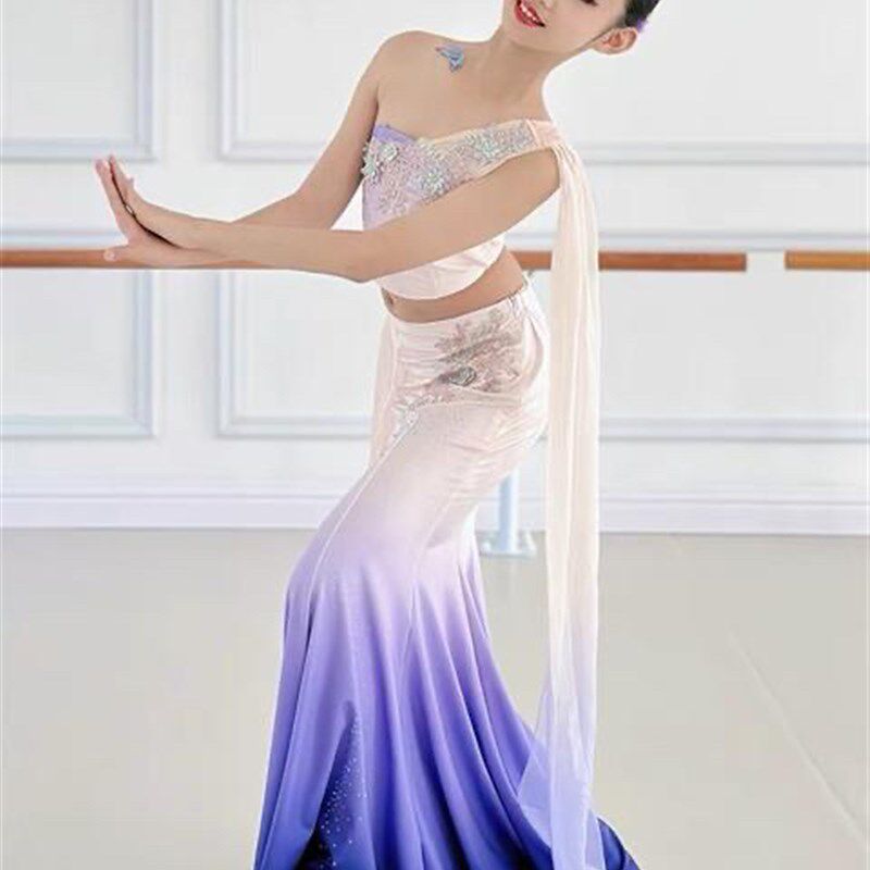 傣家小妹傣泐女儿傣族紫色鱼尾裙打水的姑娘竹R林深处傣笠傣乡的