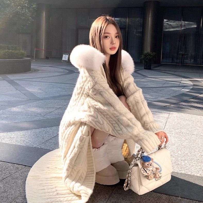奶白色狐狸毛领连帽长款针织外套女秋冬氛围感甜美羊毛毛衣开衫