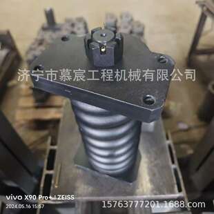 卡E306E2挖掘机涨紧油缸总成 四轮一带及配件