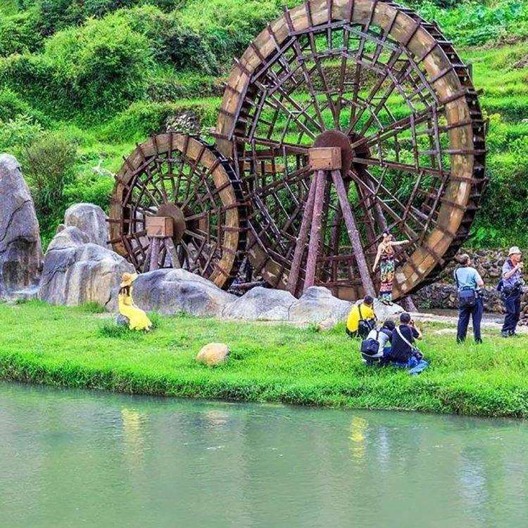 山东临沂厂家制作仿古钢结构可带电机转动户外景观落地水车摆件