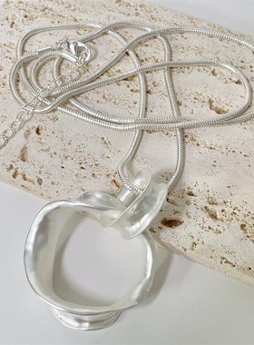 小众设计气质银色哑光圆环吊坠长款项链简约轻奢高级感毛衣链百搭