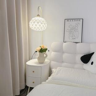 2024新款床头柜一体落地灯卧室设计感简约现代奶油风客厅沙发台灯