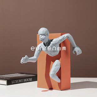 北欧创意树脂雕塑工艺抽象人物破墙追击者家居摆件样板房间装饰品