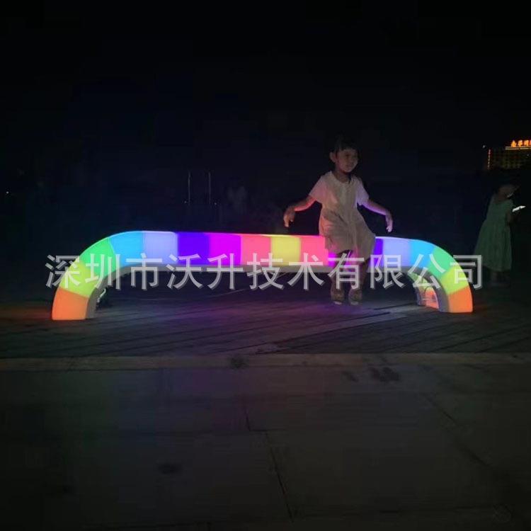 户外发光互动文旅家具脉冲座椅人体重力感应变色led彩虹七彩长凳