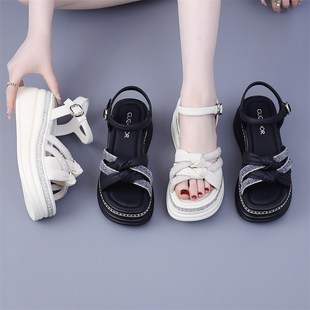 网红内增高跟凉鞋女士2024年新爆款夏I季超火坡跟松糕厚底沙滩时