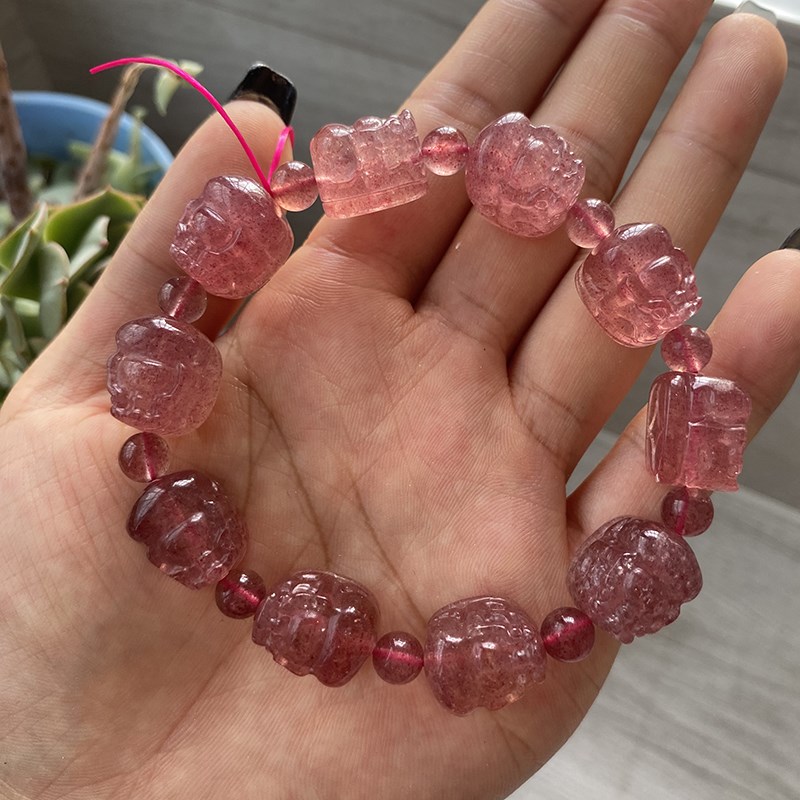 天然草莓晶貔貅手链女款水晶雕刻手串简约饰品礼物百搭