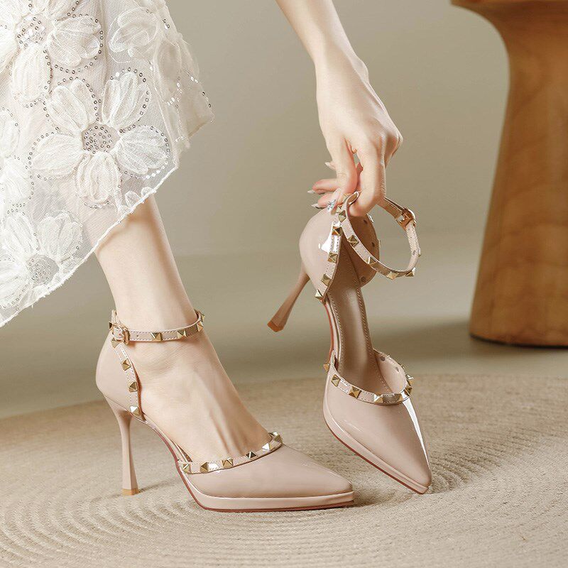 铆钉裸色高跟鞋女2025新款包头凉鞋中空一字带尖头细跟防水台单鞋