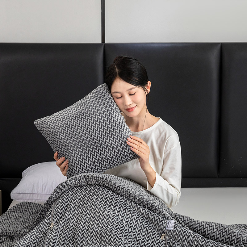 加厚绒保暖抱枕被子两用办公室午睡二合一毯车载S靠垫枕头新冬摺