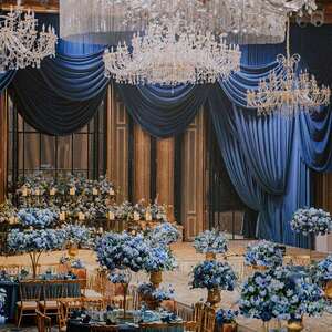 天亨婚宴厅装修设计清爽简洁水晶珠帘婚礼堂酒店宴会厅灯具施工