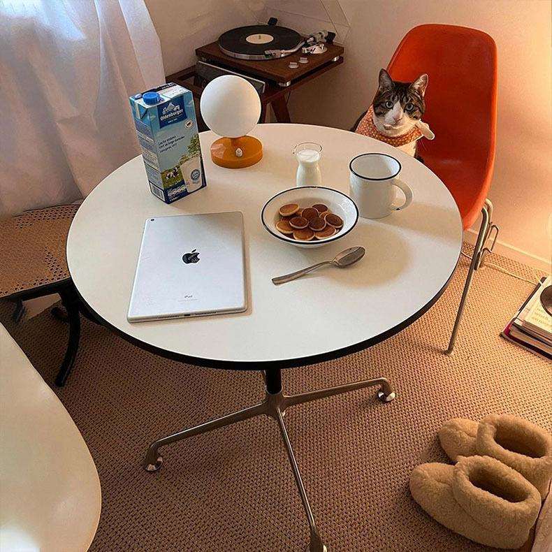 北欧伊姆斯圆桌现代简约家用小户型餐桌饭桌设计师办公会议实木