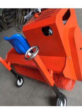 梳草机有两种动力，汽油机的或者是电机带动的，经由链轮带动砂刷