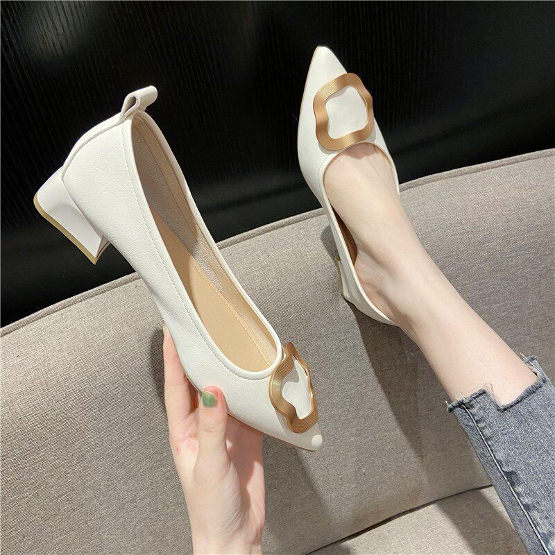 3CM软皮单鞋女2024新款低跟尖头粗跟高跟鞋浅口方扣职业工作鞋女