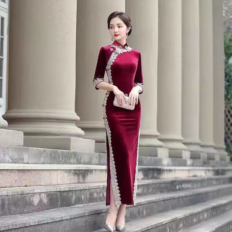 红色旗袍丝绒改良年轻款喜妈妈婚宴装新式2025高端大气喜婆婆装