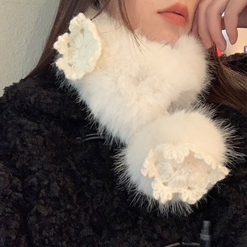 白色毛绒绒花朵小围巾女冬季韩系保暖百搭氛围感小巧护颈交叉围脖