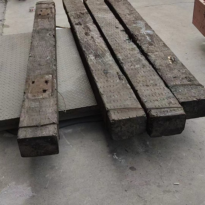 铁路枕木火车轨道油浸老旧木方造景吊G车木枕钢材设备垫木园林防