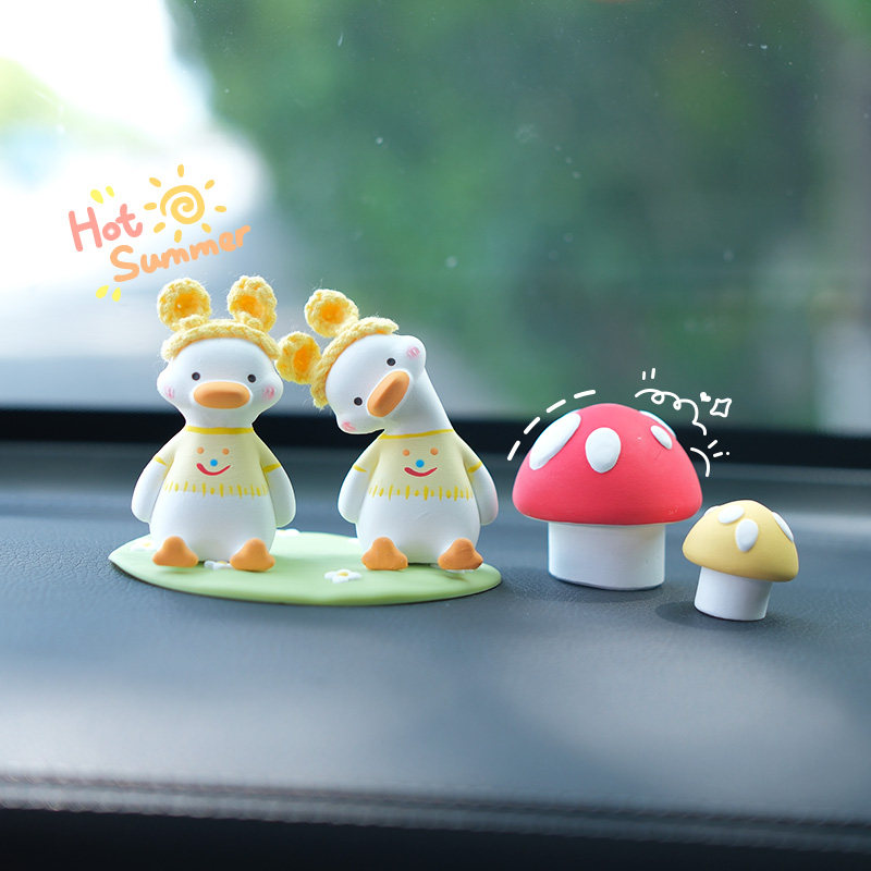 网红小鸭子车f载香薰汽车摆件2023新款可爱车内中控台车内装饰品