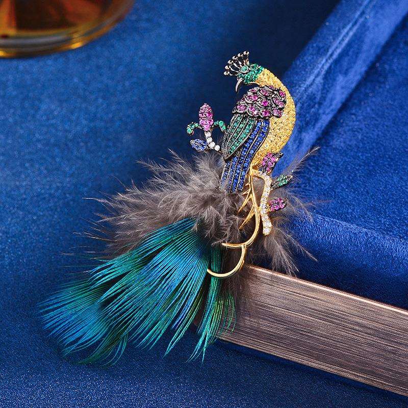 新款韩版仿真羽毛孔雀胸针设计感精致配饰轻奢别针胸花高档女