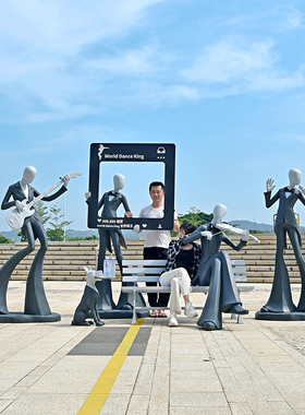 创意音乐人物造型摆件玻璃t钢雕塑户外园林景观小品商业街落地装