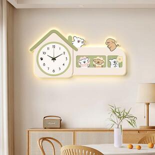 奶油风线条小狗餐厅创意挂钟2024灯光画静音免打孔钟表时尚
