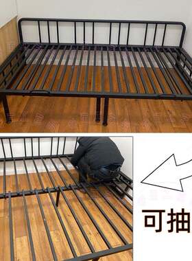 无扶手有靠背的抽拉式铁艺沙发床架，左右后三面靠墙摆放，可拆装