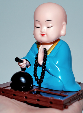 精品太阳能自动点头摇扇汽车摆件弥勒佛 点O头小和尚车载装饰客厅