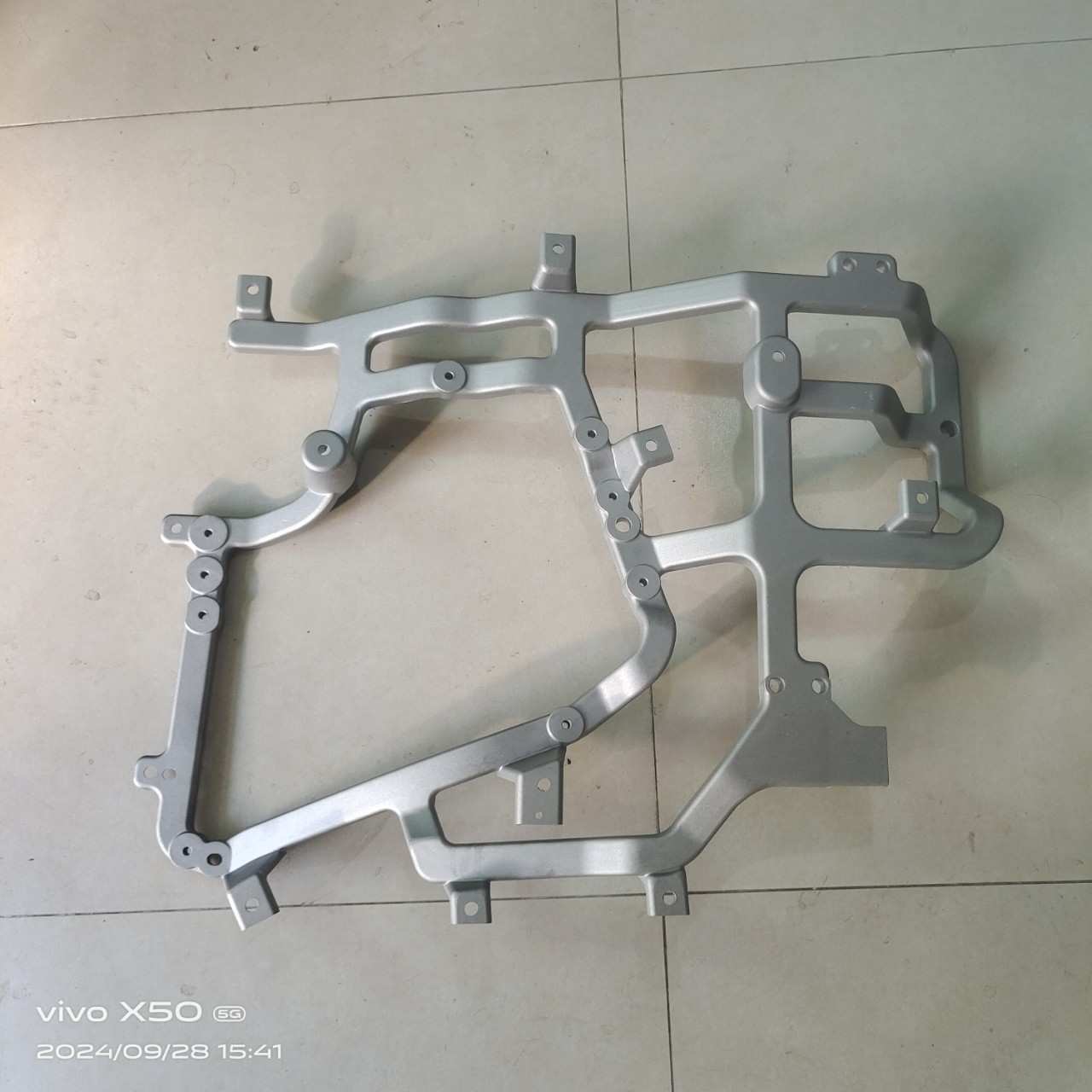 拆车配件适用于陕汽L5000铝大灯支架 铝大灯框DZ981496221