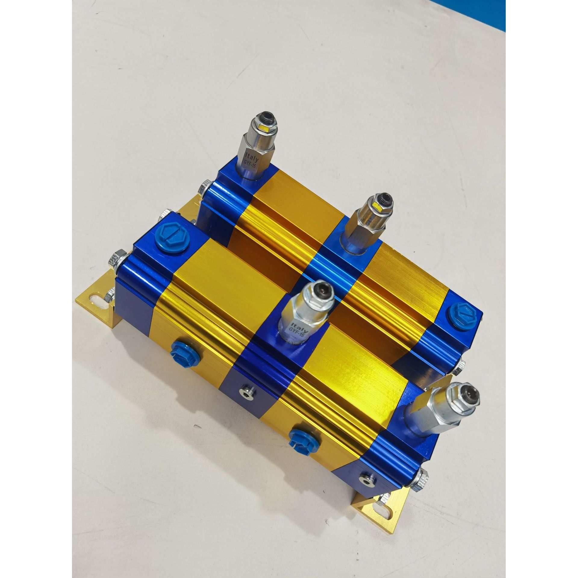 多缸同步升降控制偏载2条缸同时顶升YDMB-02一控二齿轮精密分流器