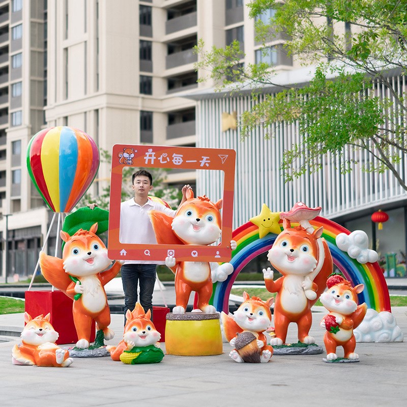 玻璃钢卡通松鼠摆件动物雕塑户外园林景观公园小区商场美陈装饰品