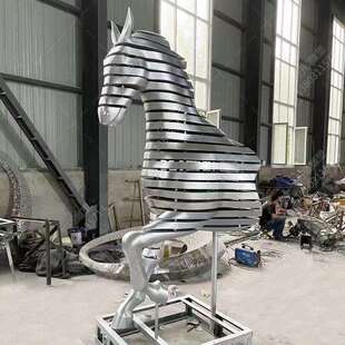 大型不锈钢雕塑制作镜面抽象切条马落地摆件户外园林水景景观雕塑