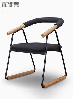 中古风餐椅高级感北欧实木椅子简约现代家用书桌绒布带扶手休闲椅