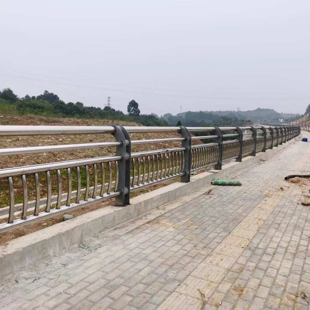 桥梁不锈钢复合管防撞护栏立柱热镀锌铝合金景区河道绳索灯光栏杆图片