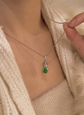 祖母绿佛像吊坠项链新款2024爆款毛衣链装饰配饰女款锁骨链颈链