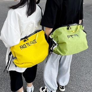 2024年新款旅行包包女短途健身包男潮牌个性单肩斜挎包休闲大容量