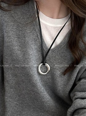 黑色皮绳圆环吊坠项链女2024新款锁骨链小众设计感毛衣链颈链配饰