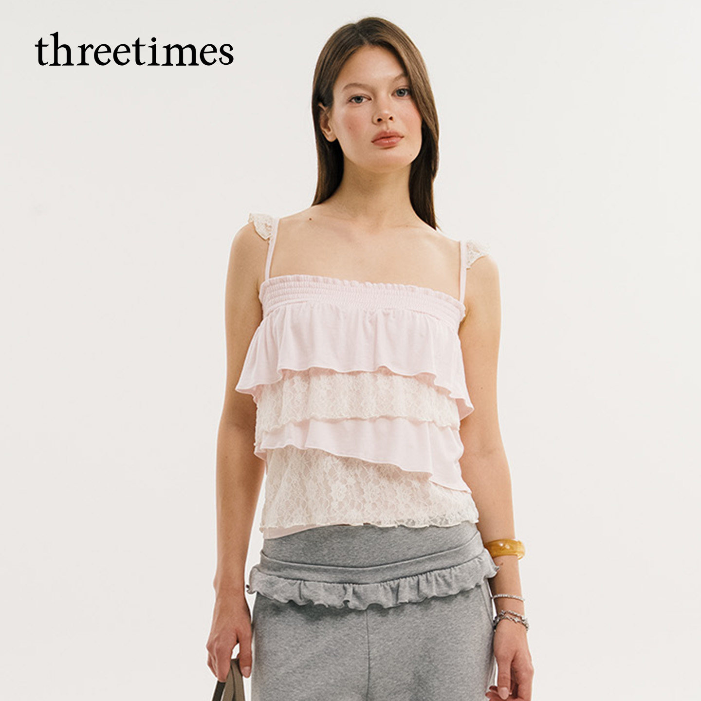 threetimes蕾丝拼接吊带背心女夏2026新款层次感花边设计无袖上衣图片
