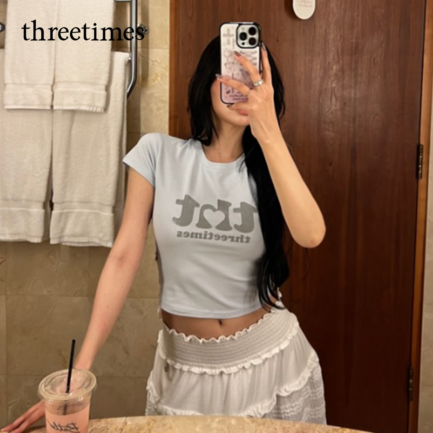 threetimes2025浅蓝色字母印花短袖T恤女夏露脐短款圆领修身上衣
