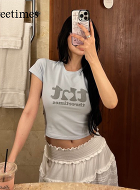 threetimes2026浅蓝色字母印花短袖T恤女夏露脐短款圆领修身上衣