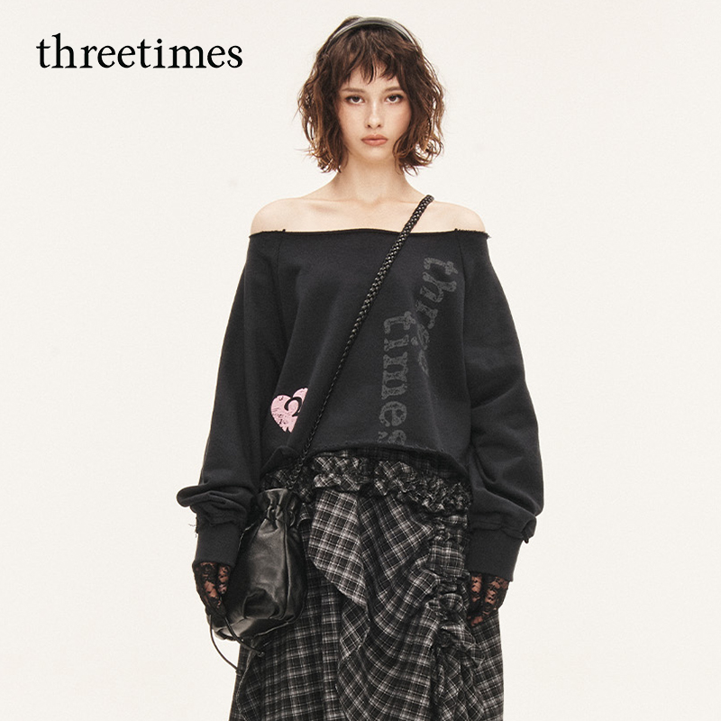 threetimes2025新款美式复古印花一字领卫衣女秋短款辣妹露肩上衣