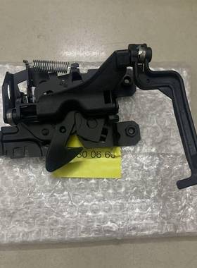 适用于奔驰W245B200汽车发动机罩安全锁机盖锁1698800660