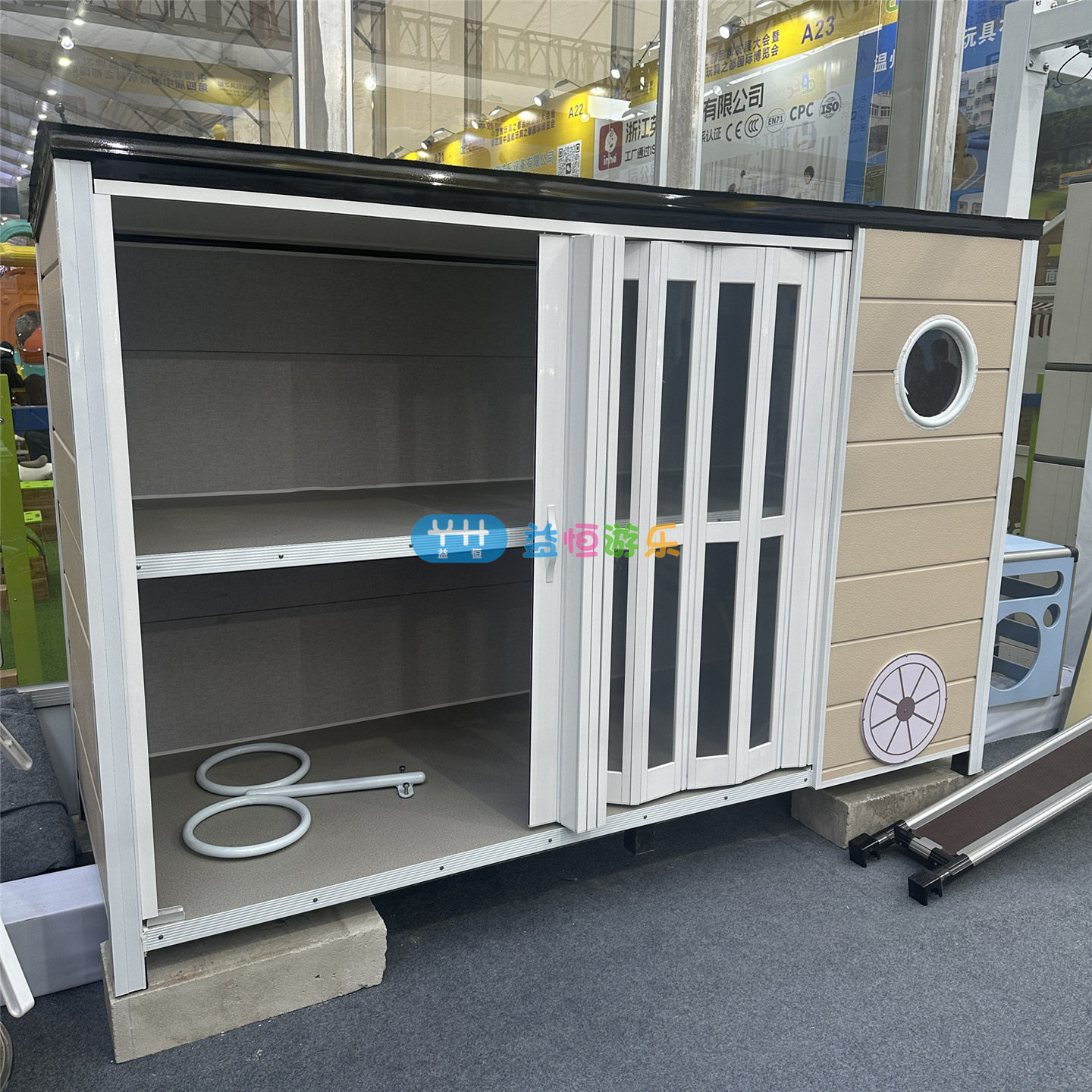 幼儿园户外器械玩具收纳柜儿童防雨防晒带门玩具器材可移动储物架图片