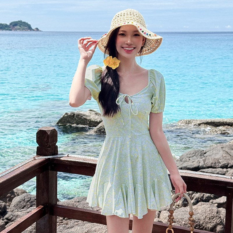 可爱碎花大码泳衣女新款连体裙式胖mm遮肉显瘦保守泡温泉沙滩度假