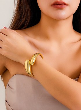 弹簧光面水滴手镯女 2024夏季高级感小众设计时尚T台走秀配饰品