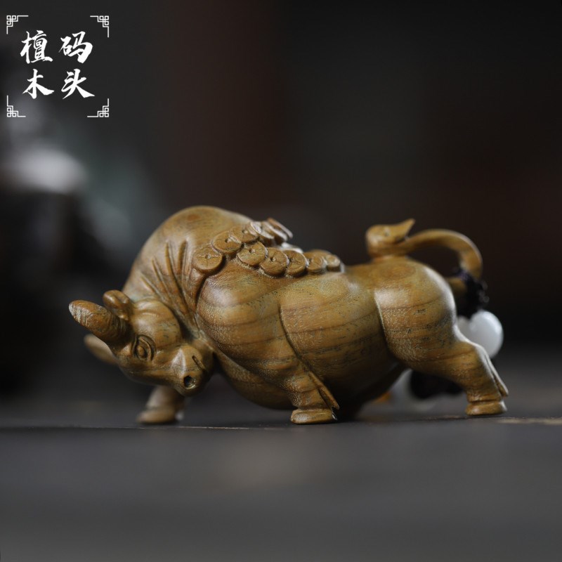 天然绿檀木实木雕刻斗牛小摆件文玩手牛气冲天手把件家居装饰品
